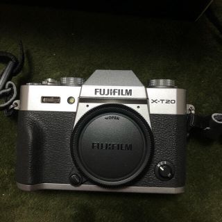 フジフイルム(富士フイルム)のFUJIFILM X−T20 x-t20 SILVER ボディのみ(ミラーレス一眼)