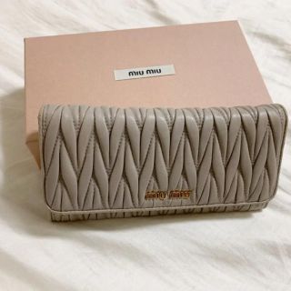 ミュウミュウ(miumiu)のmiumiu 長財布　グレージュ(長財布)