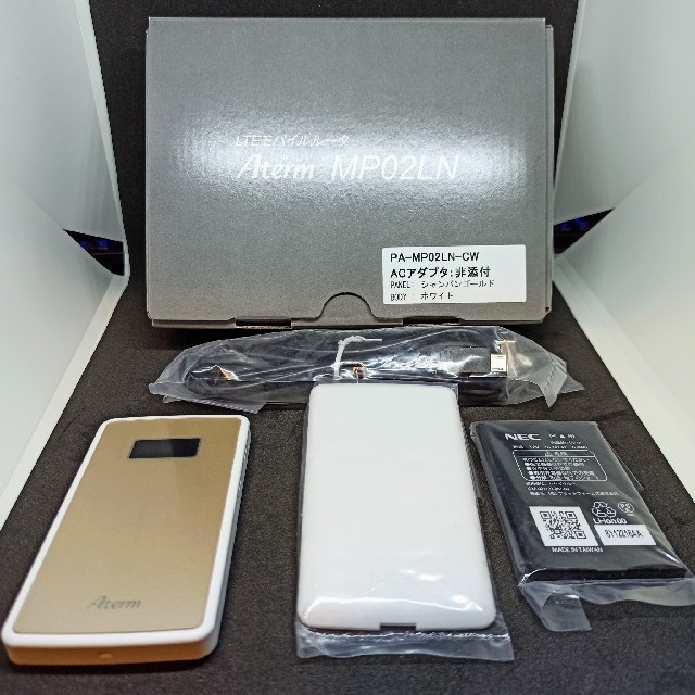 NEC(エヌイーシー)の【中古】モバイルWi-Fiルーター NEC Aterm MP02LN ゴールド スマホ/家電/カメラのPC/タブレット(PC周辺機器)の商品写真