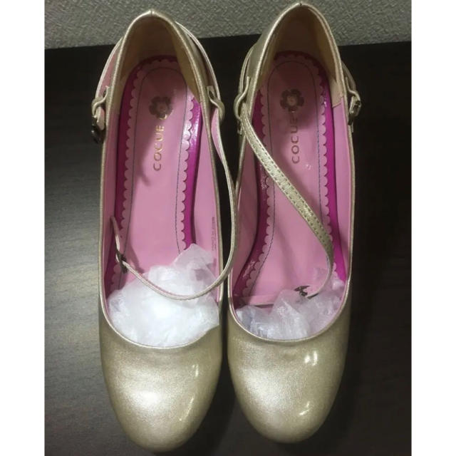 COCUE(コキュ)のCOCUE ストラップ付きエナメルパンプス レディースの靴/シューズ(ハイヒール/パンプス)の商品写真
