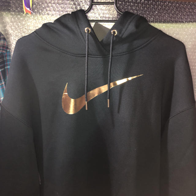 NIKE(ナイキ)の XL‼️GOLDとBLACKが映えるNIKE希少価値ありパーカー メンズのトップス(パーカー)の商品写真