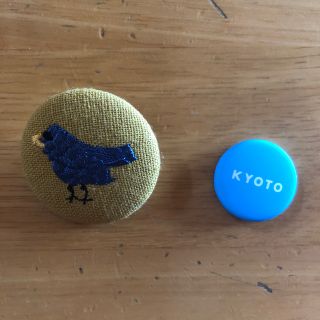 kyoto と 鳥の刺繍の 缶バッジ(その他)