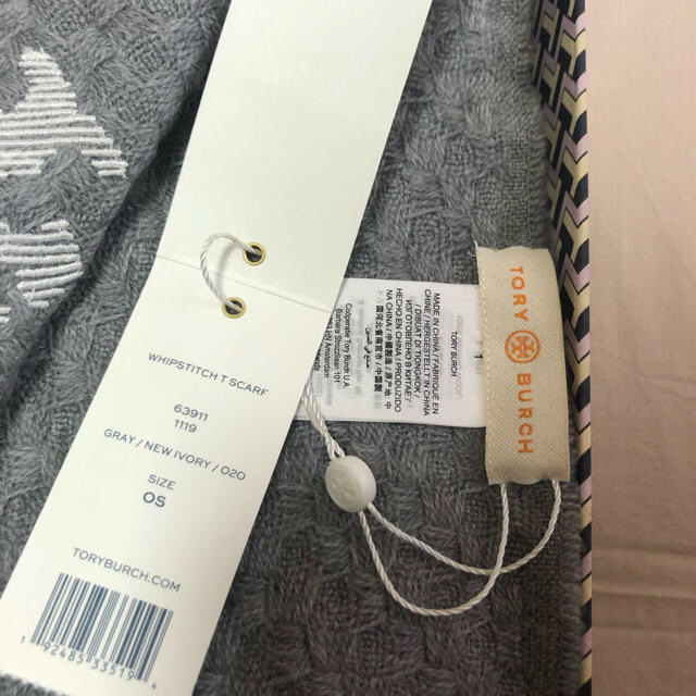 Tory Burch(トリーバーチ)の新品未使用　日本未発売　トリーバーチ  グレー　マフラー レディースのファッション小物(マフラー/ショール)の商品写真