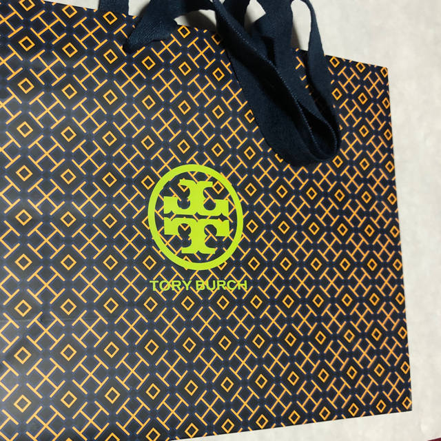 Tory Burch(トリーバーチ)の新品未使用　日本未発売　トリーバーチ  グレー　マフラー レディースのファッション小物(マフラー/ショール)の商品写真