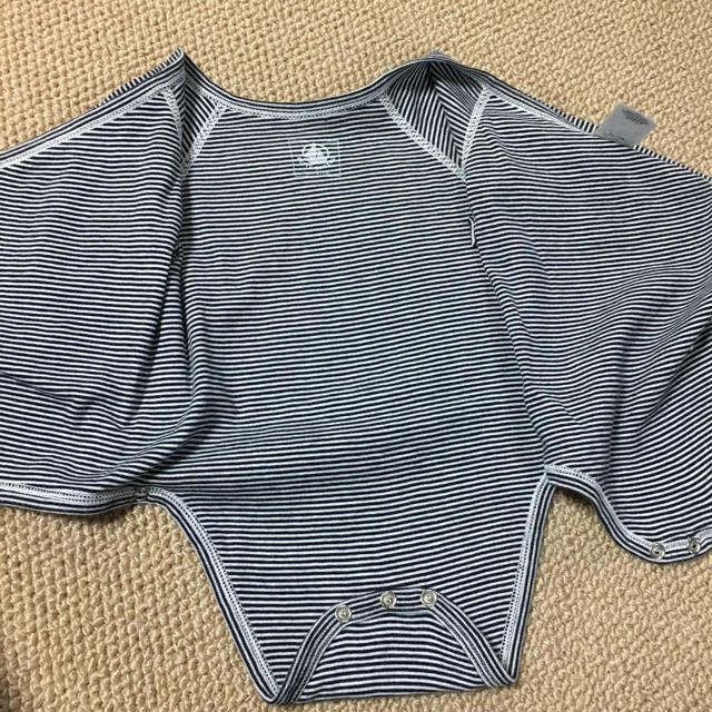 PETIT BATEAU(プチバトー)の(6m/67㎝)■プチバトー/PETITBATEAU■ボーダー前開きロンパース キッズ/ベビー/マタニティのベビー服(~85cm)(肌着/下着)の商品写真