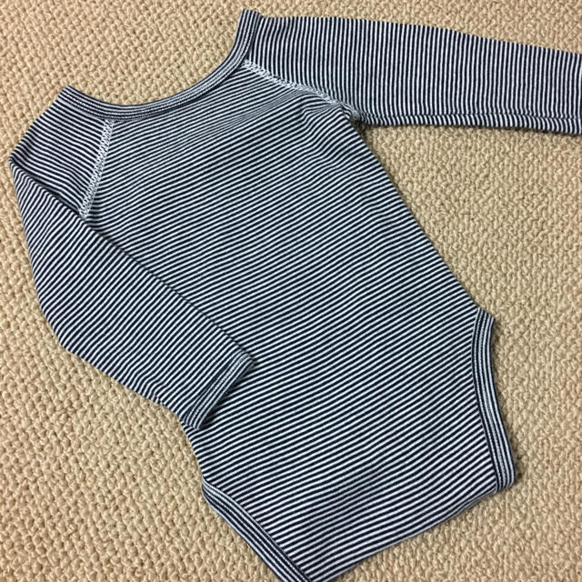 PETIT BATEAU(プチバトー)の(6m/67㎝)■プチバトー/PETITBATEAU■ボーダー前開きロンパース キッズ/ベビー/マタニティのベビー服(~85cm)(肌着/下着)の商品写真