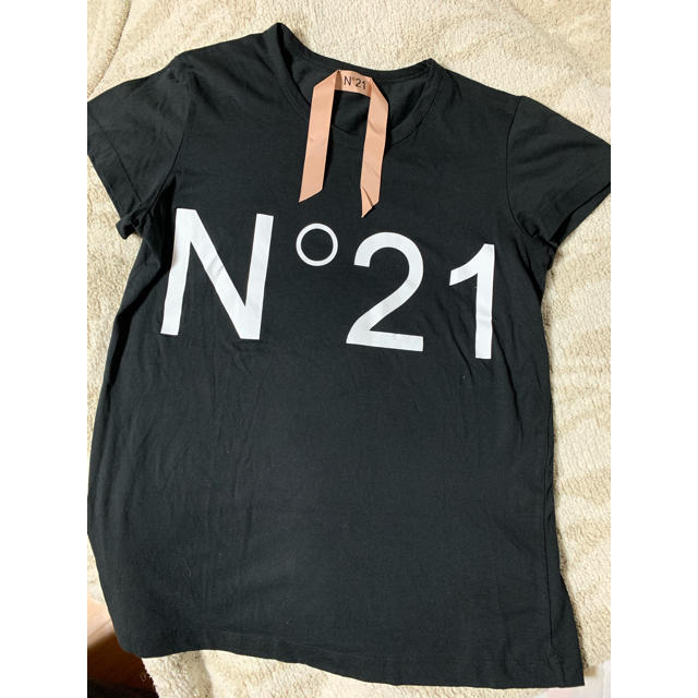 N°21(ヌメロヴェントゥーノ)のヌメロヴェントゥーノN°21ロゴTシャツ F031 6363 レディースのトップス(Tシャツ(半袖/袖なし))の商品写真