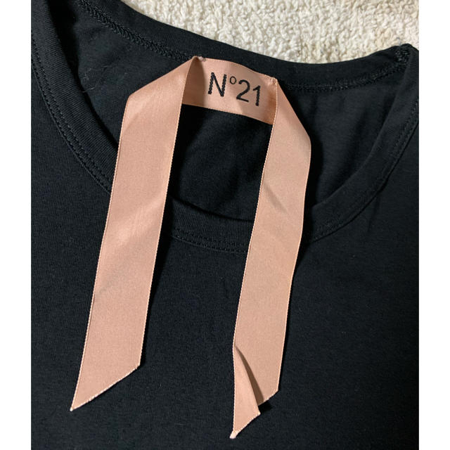 N°21(ヌメロヴェントゥーノ)のヌメロヴェントゥーノN°21ロゴTシャツ F031 6363 レディースのトップス(Tシャツ(半袖/袖なし))の商品写真