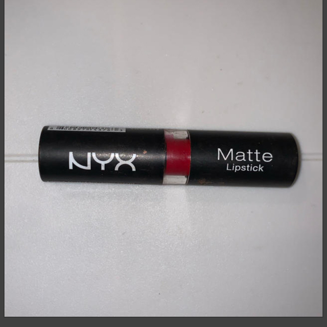 NYX(エヌワイエックス)のNYX リップ　マット　紫　レッド コスメ/美容のベースメイク/化粧品(口紅)の商品写真