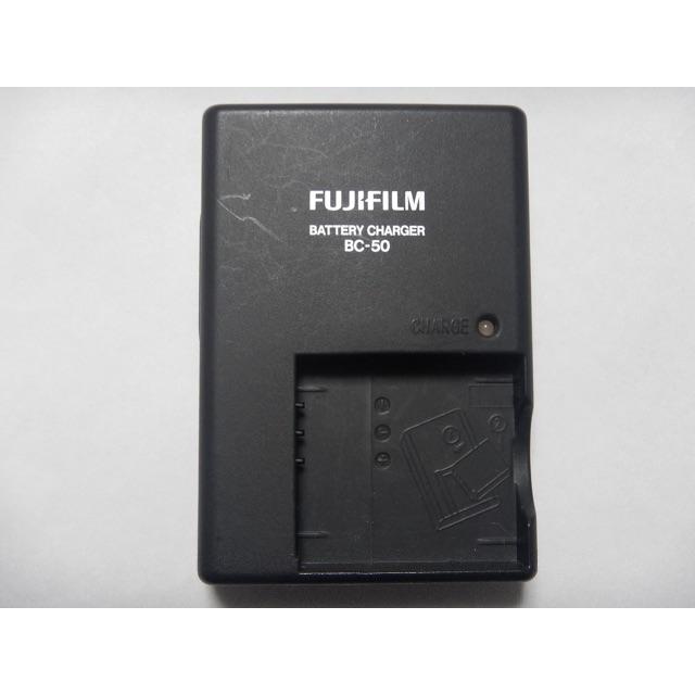 富士フイルム(フジフイルム)のデジカメ用充電器　FUJIFILM BC-50 スマホ/家電/カメラのスマホ/家電/カメラ その他(その他)の商品写真