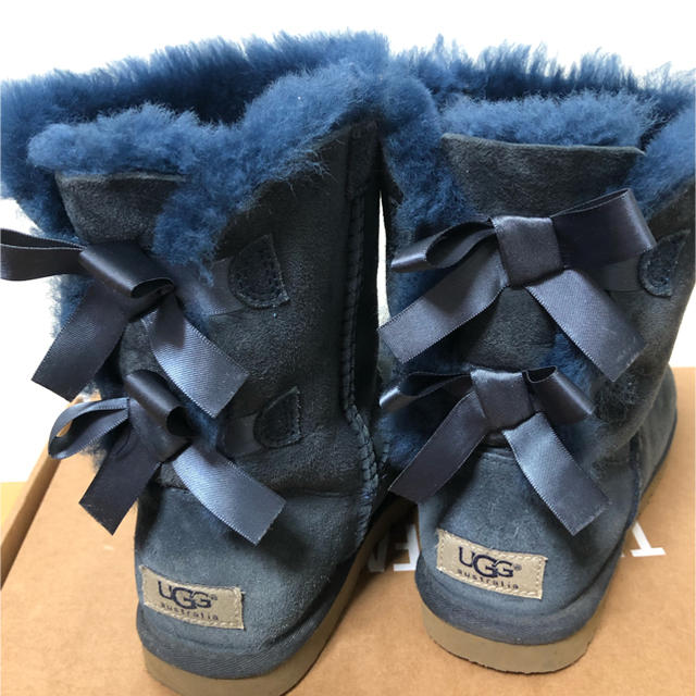 UGG(アグ)の❗️最終価格❗️UGG ムートンブーツファーブルーネイビー　リボンブーツ　靴　冬 レディースの靴/シューズ(ブーツ)の商品写真