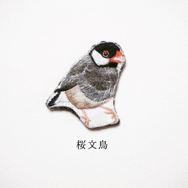 桜文鳥の手刺繍ブローチ【受注制作】 ハンドメイドのアクセサリー(コサージュ/ブローチ)の商品写真