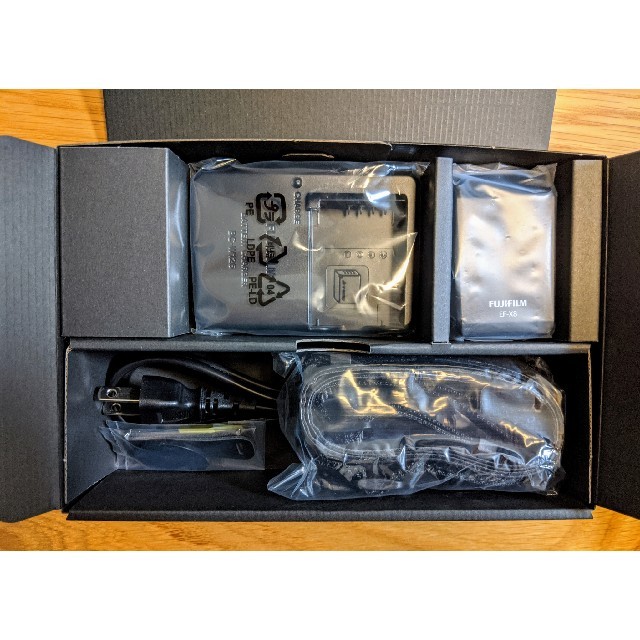 ほぼ新品・おまけ付】富士フイルム(FUJIFILM)のX-T2、ボディ ほぼ新品・おまけ付】富士フイルム(FUJIFILM)のX-T2、ボディ