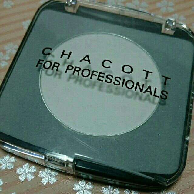 CHACOTT(チャコット)の値下げ！チャコット ｱｲｶﾗｰホワイト コスメ/美容のベースメイク/化粧品(アイシャドウ)の商品写真