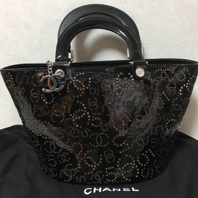 専用です。CHANEL パンチングエナメルトートバッグ  ブラック