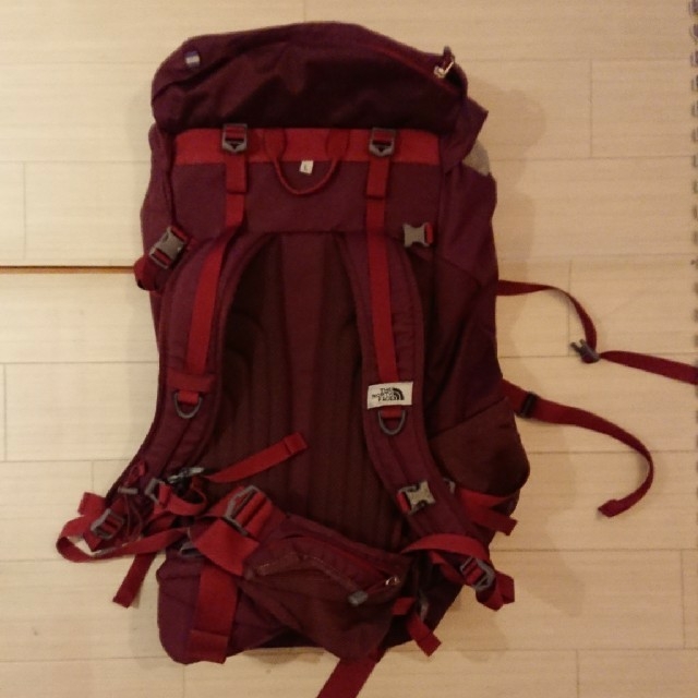 THE NORTH FACE(ザノースフェイス)のTHE NORTH FACE W TELLUS 42 エンジ メンズのバッグ(バッグパック/リュック)の商品写真