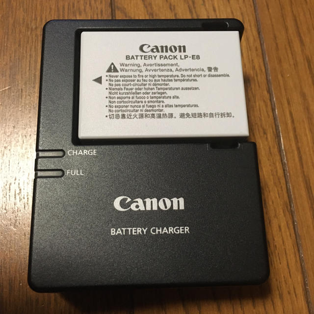 Canon(キヤノン)のキヤノン純正バッテリーLP-E8＆チャージャーLC-E8 スマホ/家電/カメラのカメラ(デジタル一眼)の商品写真