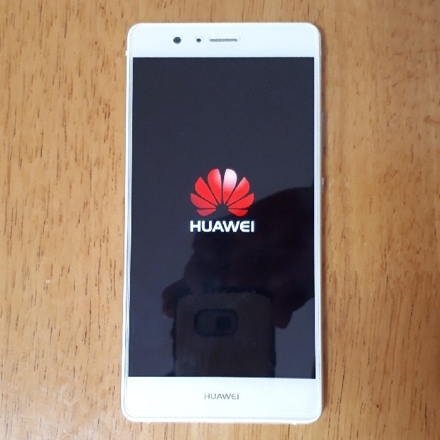 HUAWEI P9 lite　バッテリー交換済み　ケース付き スマホ/家電/カメラのスマートフォン/携帯電話(スマートフォン本体)の商品写真