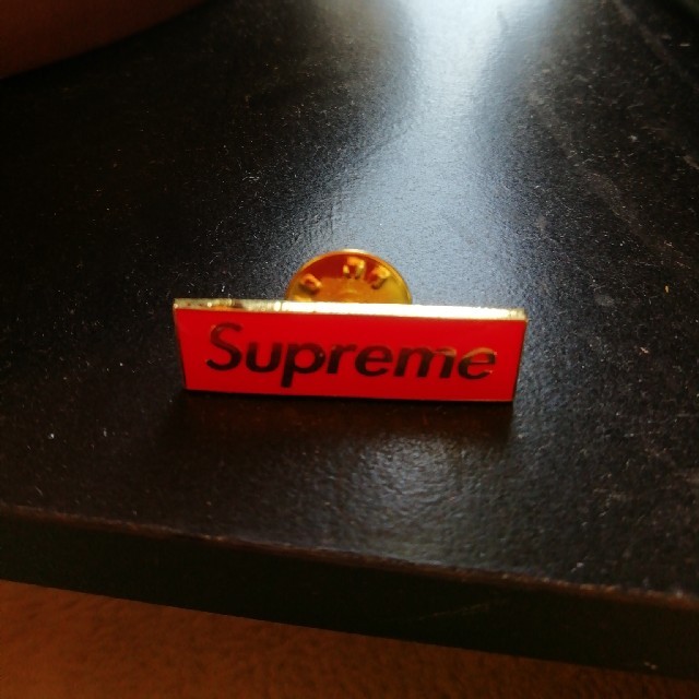 Supreme(シュプリーム)のシュプリームピンバッジ エンタメ/ホビーのアニメグッズ(バッジ/ピンバッジ)の商品写真