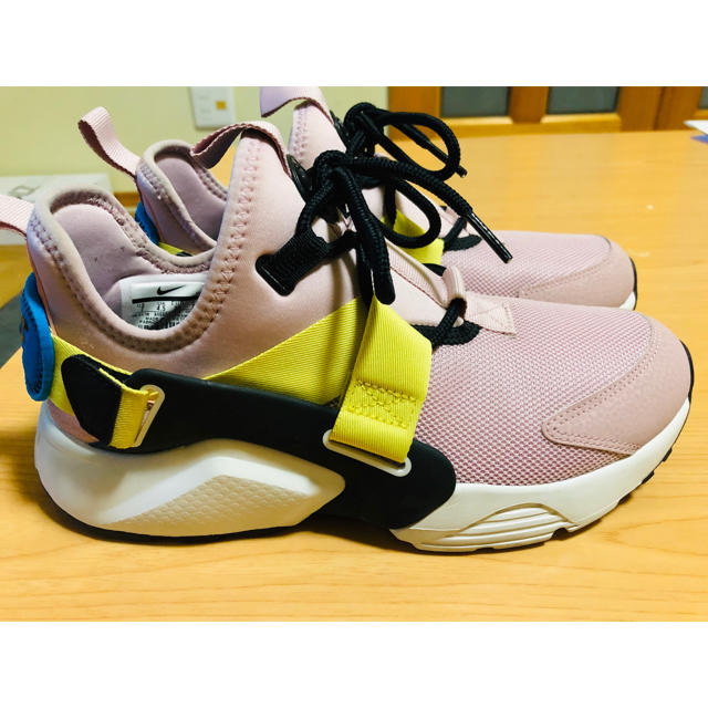 NIKE(ナイキ)の【美品】ナイキ　スニーカー　エアハラチシティ レディースの靴/シューズ(スニーカー)の商品写真