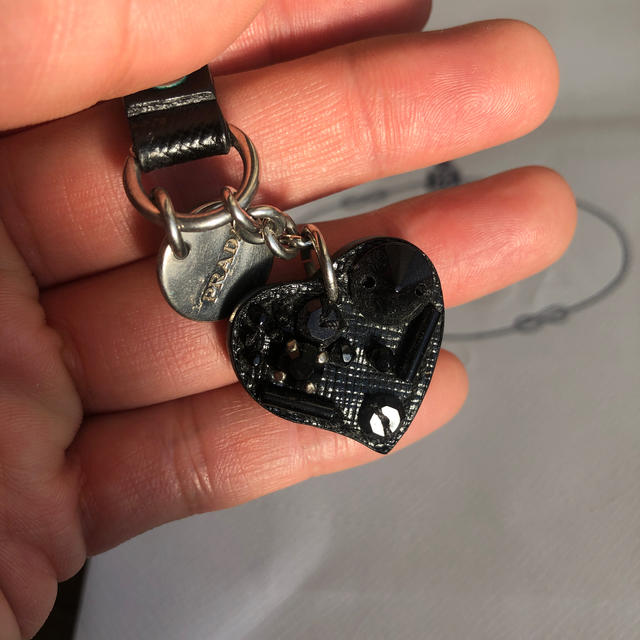 輝く高品質な 7096 プラダ キーホルダー 棘付き ハート 鍵モチーフ 箱