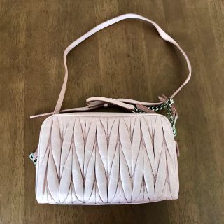 【新品】ミュウミュウ 薄ピンクショルダーバッグ miumiu 5bh161