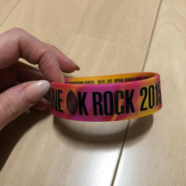 ONE OK ROCKの2015 35 xxxv リストバンド エンタメ/ホビーのタレントグッズ(ミュージシャン)の商品写真