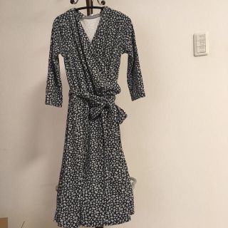 フェリシモ(FELISSIMO)のカシュクールワンピース　青　小花柄　フェリシモ　(ひざ丈ワンピース)