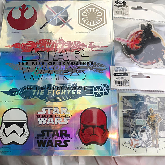 Disney(ディズニー)の希少価値あり‼️STAR WARS 立体キャラシール&限定ホログラムステッカー インテリア/住まい/日用品の文房具(シール)の商品写真