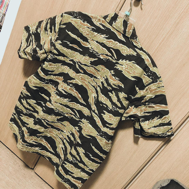 ALPHA INDUSTRIES(アルファインダストリーズ)のアルファインダストリーズ　タイガーカモ　シャツ メンズのトップス(シャツ)の商品写真