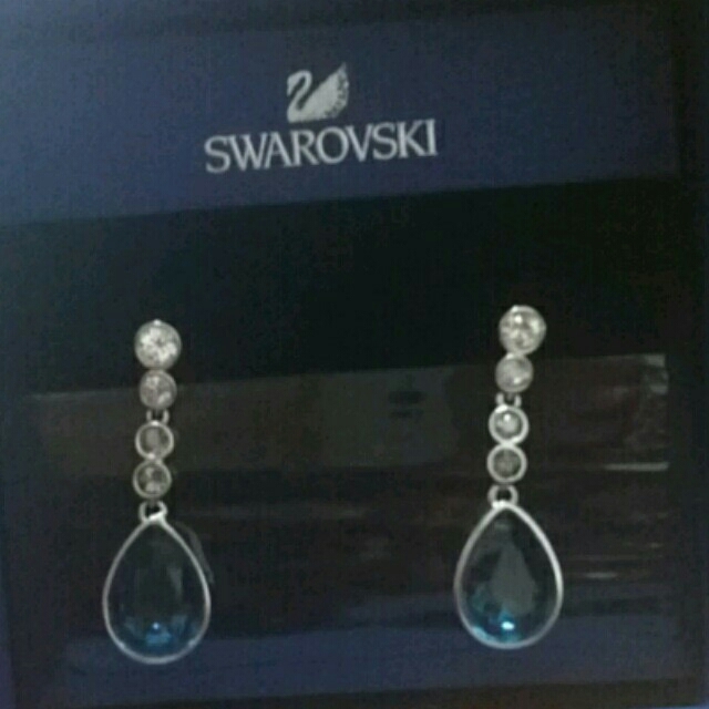 SWAROVSKI(スワロフスキー)の🐦スワロフスキー🐦 ブルーピアス✨ レディースのアクセサリー(ピアス)の商品写真