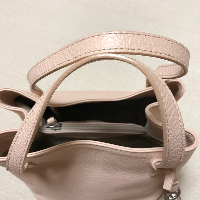 M-premier(エムプルミエ)のエムプルミエ　レザーバッグ　ピンクページュ レディースのバッグ(ハンドバッグ)の商品写真