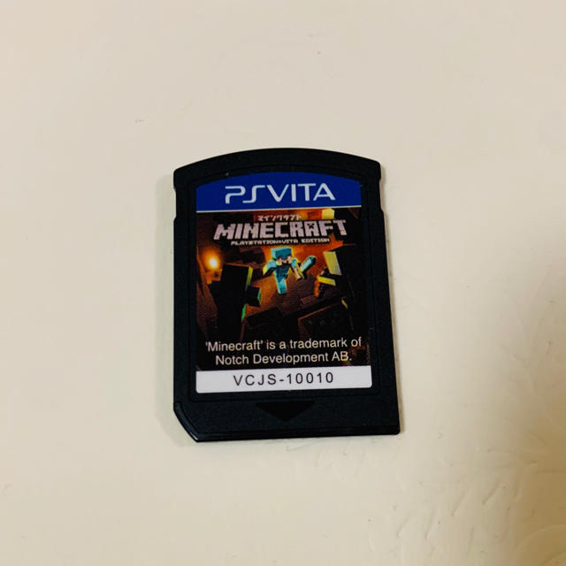 PlayStation Vita(プレイステーションヴィータ)のPS Vita ピンク エンタメ/ホビーのゲームソフト/ゲーム機本体(携帯用ゲーム機本体)の商品写真