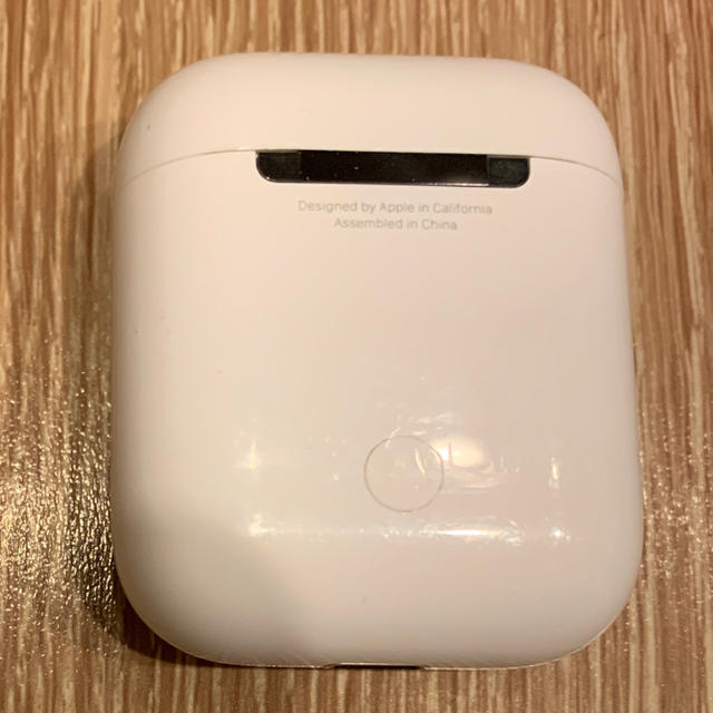 Apple(アップル)のAirPods 充電ケース　初代 スマホ/家電/カメラのスマートフォン/携帯電話(バッテリー/充電器)の商品写真