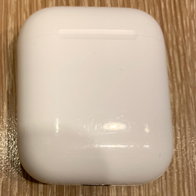 Apple(アップル)のAirPods 充電ケース　初代 スマホ/家電/カメラのスマートフォン/携帯電話(バッテリー/充電器)の商品写真