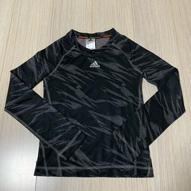 adidas(アディダス)のアディダス　ロングTシャツ　130 キッズ/ベビー/マタニティのキッズ服男の子用(90cm~)(Tシャツ/カットソー)の商品写真