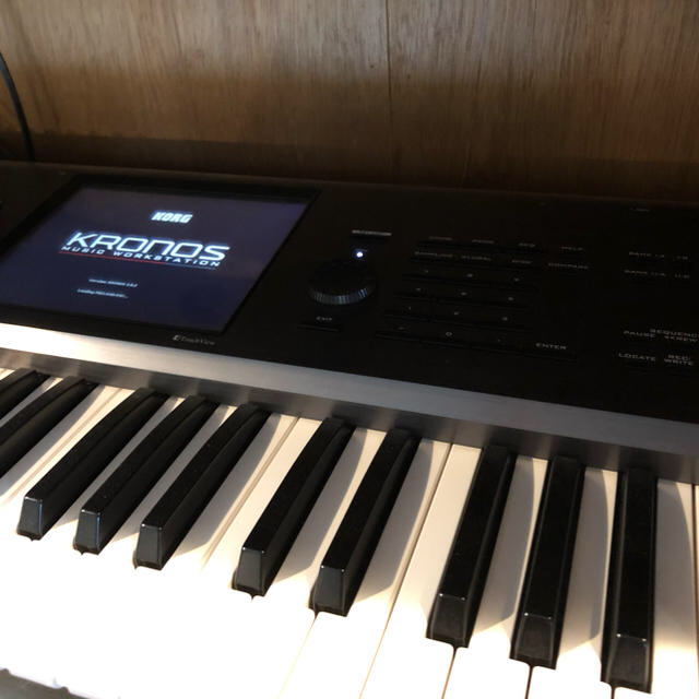 KORG(コルグ)のKORG KRONOS 61鍵 楽器の鍵盤楽器(キーボード/シンセサイザー)の商品写真