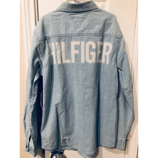 TOMMY HILFIGER(トミーヒルフィガー)のTommy Hilfiger バックプリントデニムシャツ　ジュニアサイズM キッズ/ベビー/マタニティのキッズ服男の子用(90cm~)(その他)の商品写真