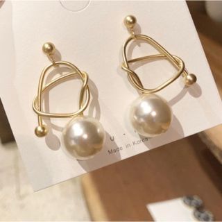 アメリヴィンテージ(Ameri VINTAGE)の再入荷！新品インポート♡ワイヤ 変形 パール マット ピアス(ピアス)