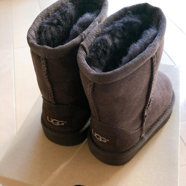 UGG(アグ)のUGG キッズ　ムートンブーツ キッズ/ベビー/マタニティのキッズ靴/シューズ(15cm~)(ブーツ)の商品写真