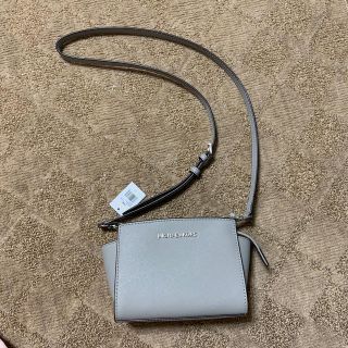 マイケルコース(Michael Kors)のマイケルコース　アッシュグレー、クロスボディミニショルダーバッグ　レザー(ショルダーバッグ)