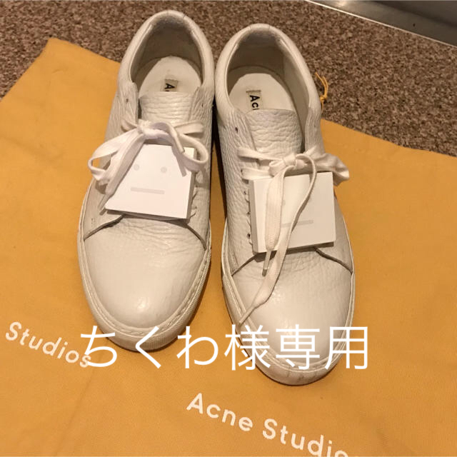 ACNE(アクネ)の人気　完売　アクネ　スニーカー　本革　37 フェイスプレート付　白 レディースの靴/シューズ(スニーカー)の商品写真