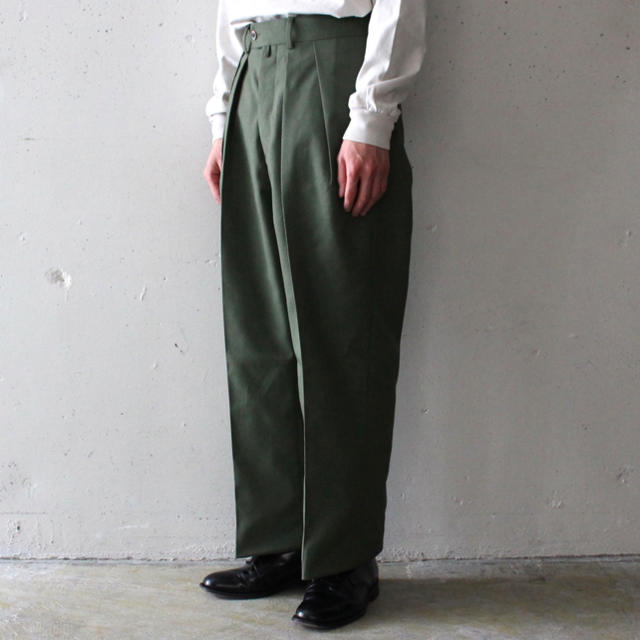 1LDK SELECT(ワンエルディーケーセレクト)のNEAT hopsack wide olive 48 メンズのパンツ(スラックス)の商品写真