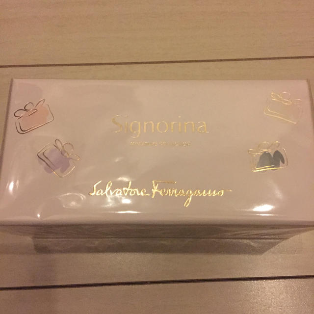 Salvatore Ferragamo(サルヴァトーレフェラガモ)のフェラガモ Signorina ミニ香水セット コスメ/美容の香水(香水(女性用))の商品写真