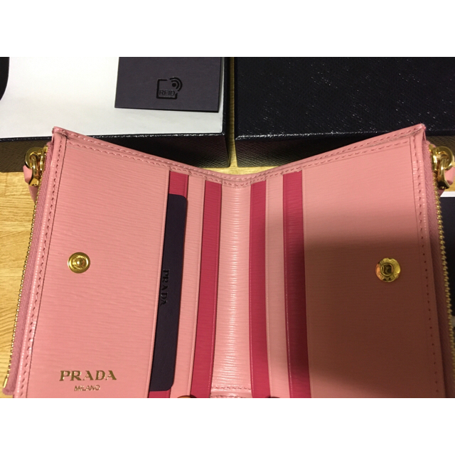 PRADA(プラダ)の新品未使用　PRADA 二つ折り財布　PETALO×PEONIA バイカラー メンズのファッション小物(折り財布)の商品写真