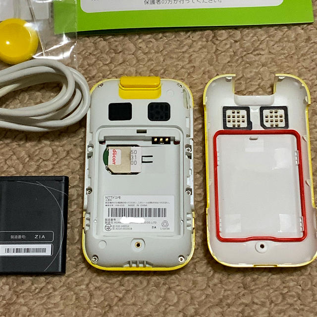 NTTdocomo(エヌティティドコモ)のキッズケータイ HW-01G スマホ/家電/カメラのスマートフォン/携帯電話(携帯電話本体)の商品写真