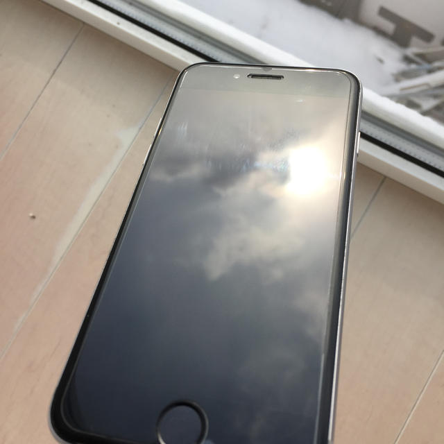 iPhone(アイフォーン)のiPhone6 64GB シルバー auキャリア 初期化済み スマホ/家電/カメラのスマートフォン/携帯電話(スマートフォン本体)の商品写真