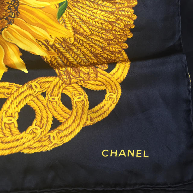 CHANEL(シャネル)のCHANEL スカーフ 向日葵  レディースのファッション小物(バンダナ/スカーフ)の商品写真