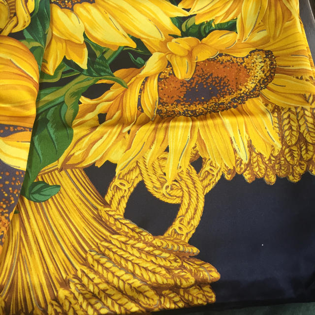CHANEL(シャネル)のCHANEL スカーフ 向日葵  レディースのファッション小物(バンダナ/スカーフ)の商品写真