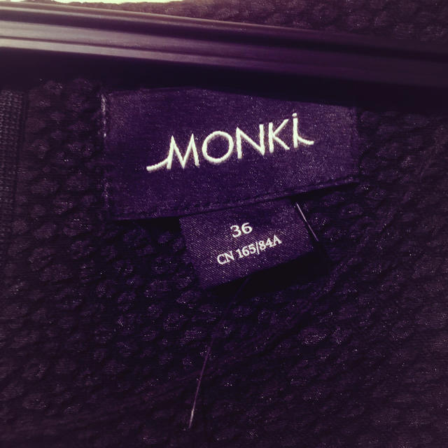 Monki(モンキ)のシンプル黒ワンピ レディースのワンピース(ひざ丈ワンピース)の商品写真